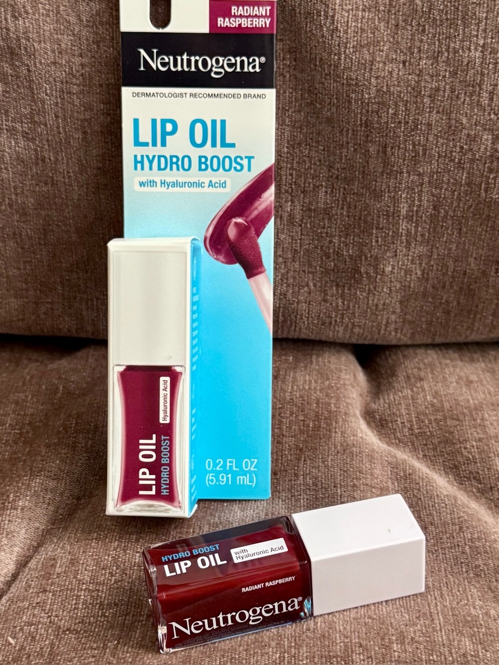 Neutrogena Lip Oil Hydro Boost with Hyaluronic Acid- Radiant Raspberry